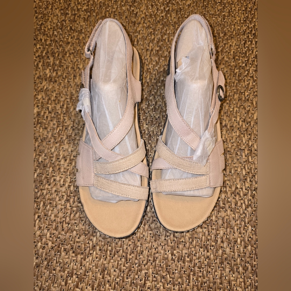 Clarks Women's Tan Strappy Sandals